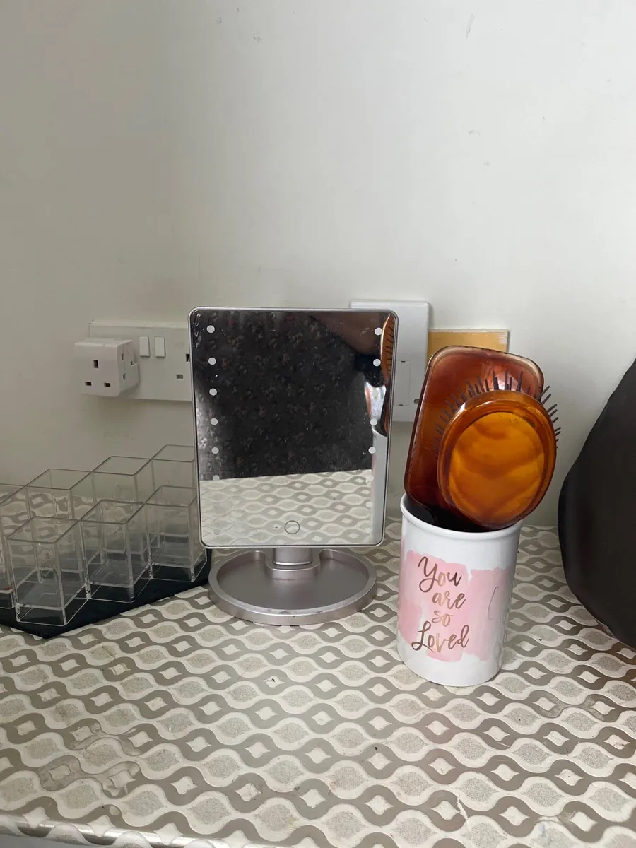 Brush holder and mirror - Image 4