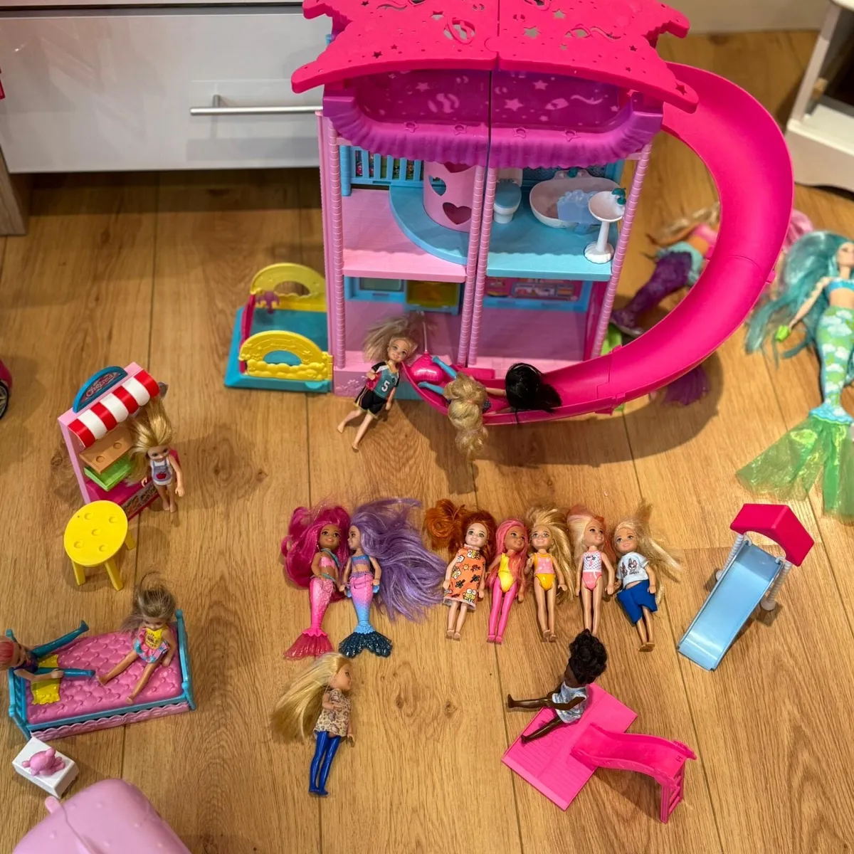 Chelsea Playhouse + 10 Dolls + Accessorie