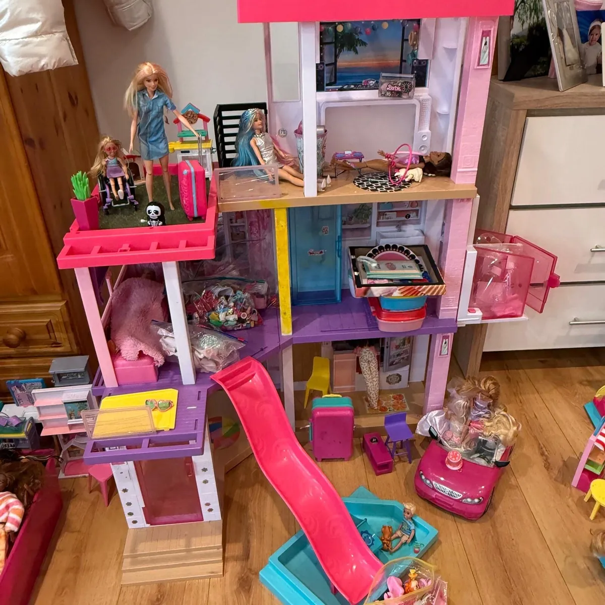 Barbie Dream House + 10 Dolls + Car