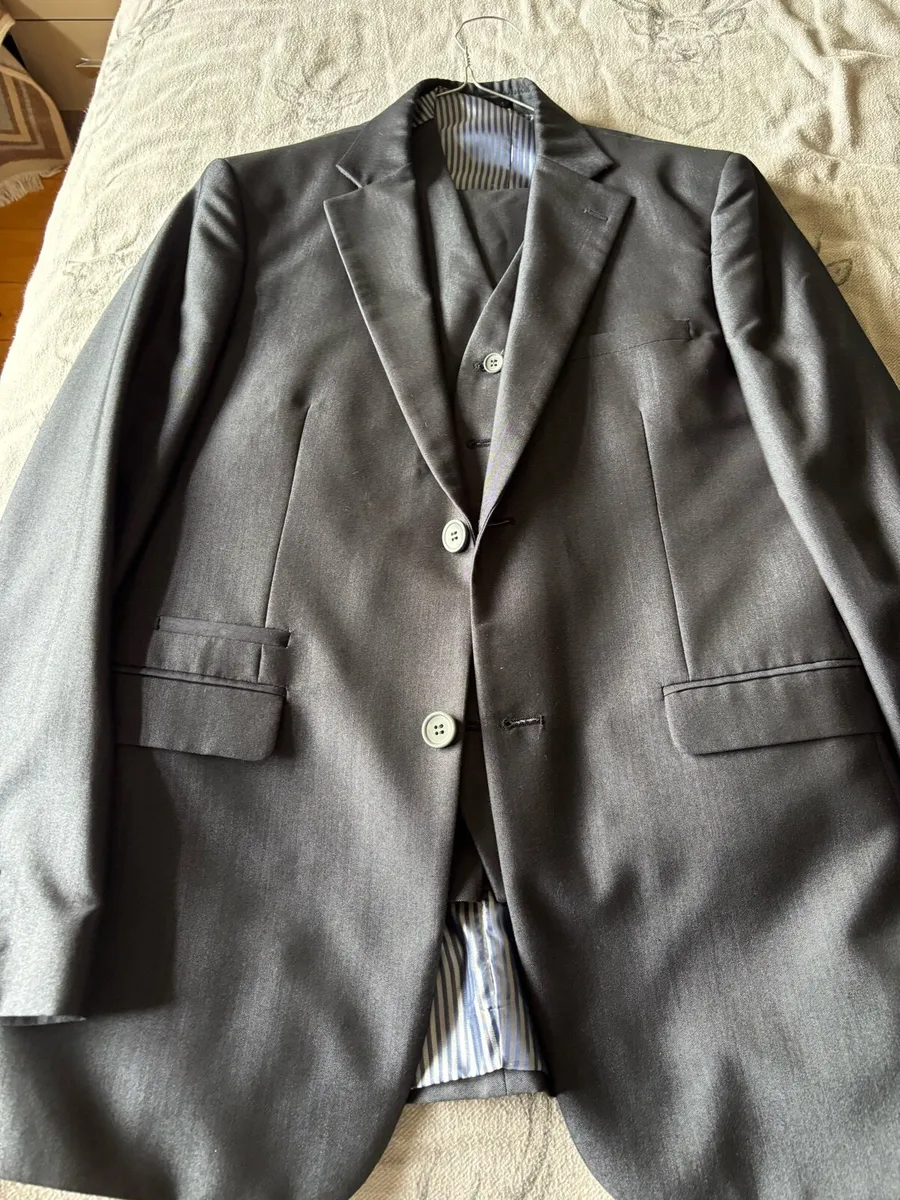 Voeut Moda 3 piece suit navy with blue 40R - Image 1