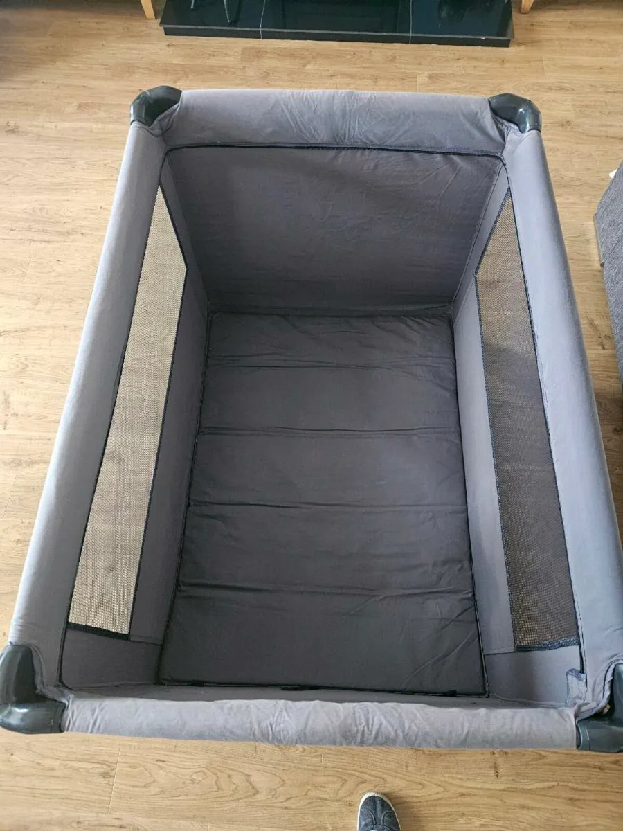 Travel cot - Image 2