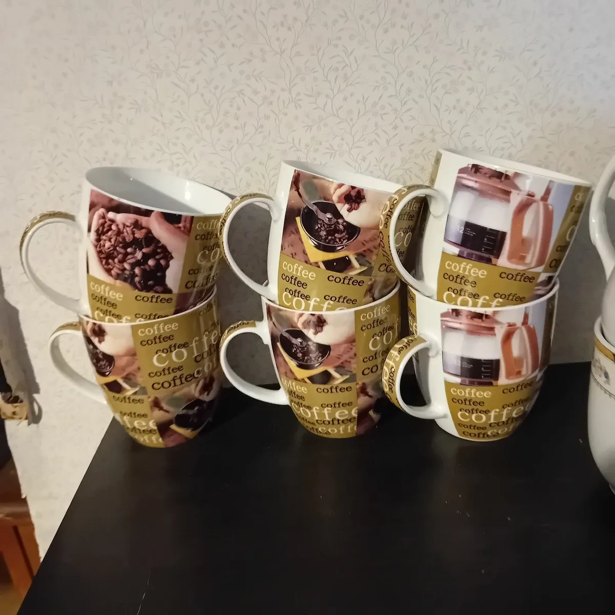 Cups Bowels Pyrex dishes - Image 1