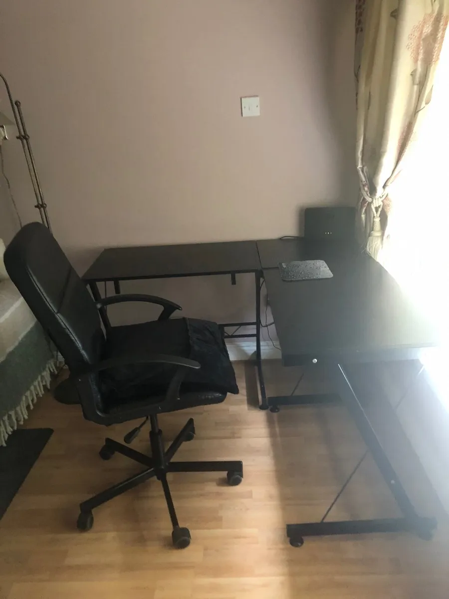 L shaped desk with leather chair - Image 1