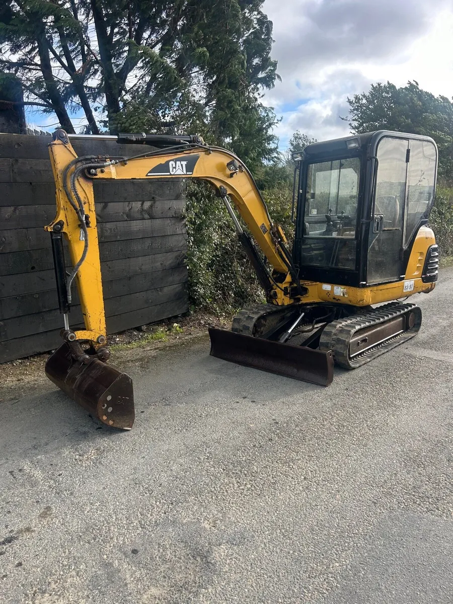 Cat 2.8 mini digger - Image 1