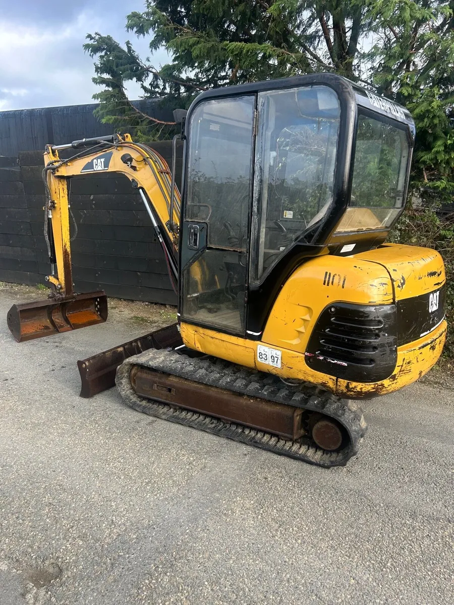 Cat 2.8 mini digger - Image 2