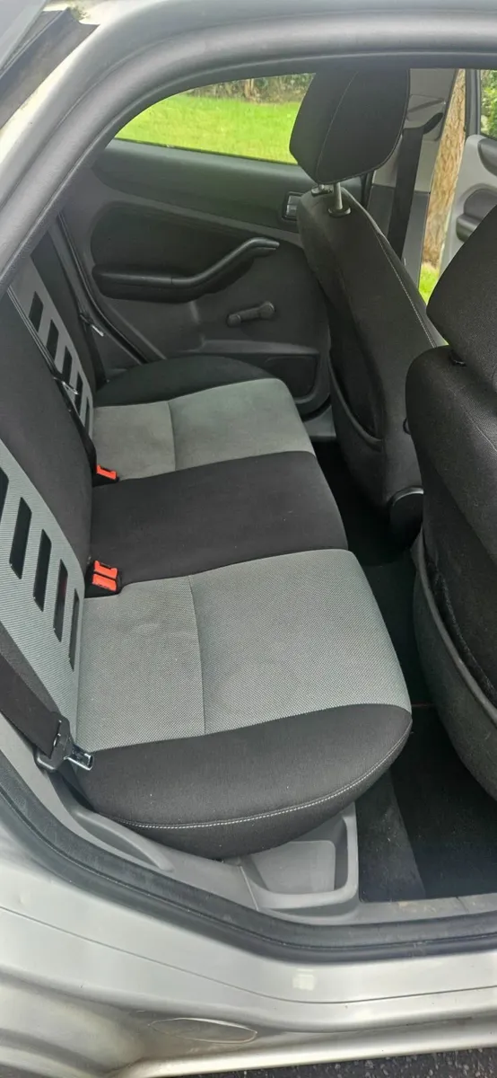 Ford Focus 2011 - Image 2