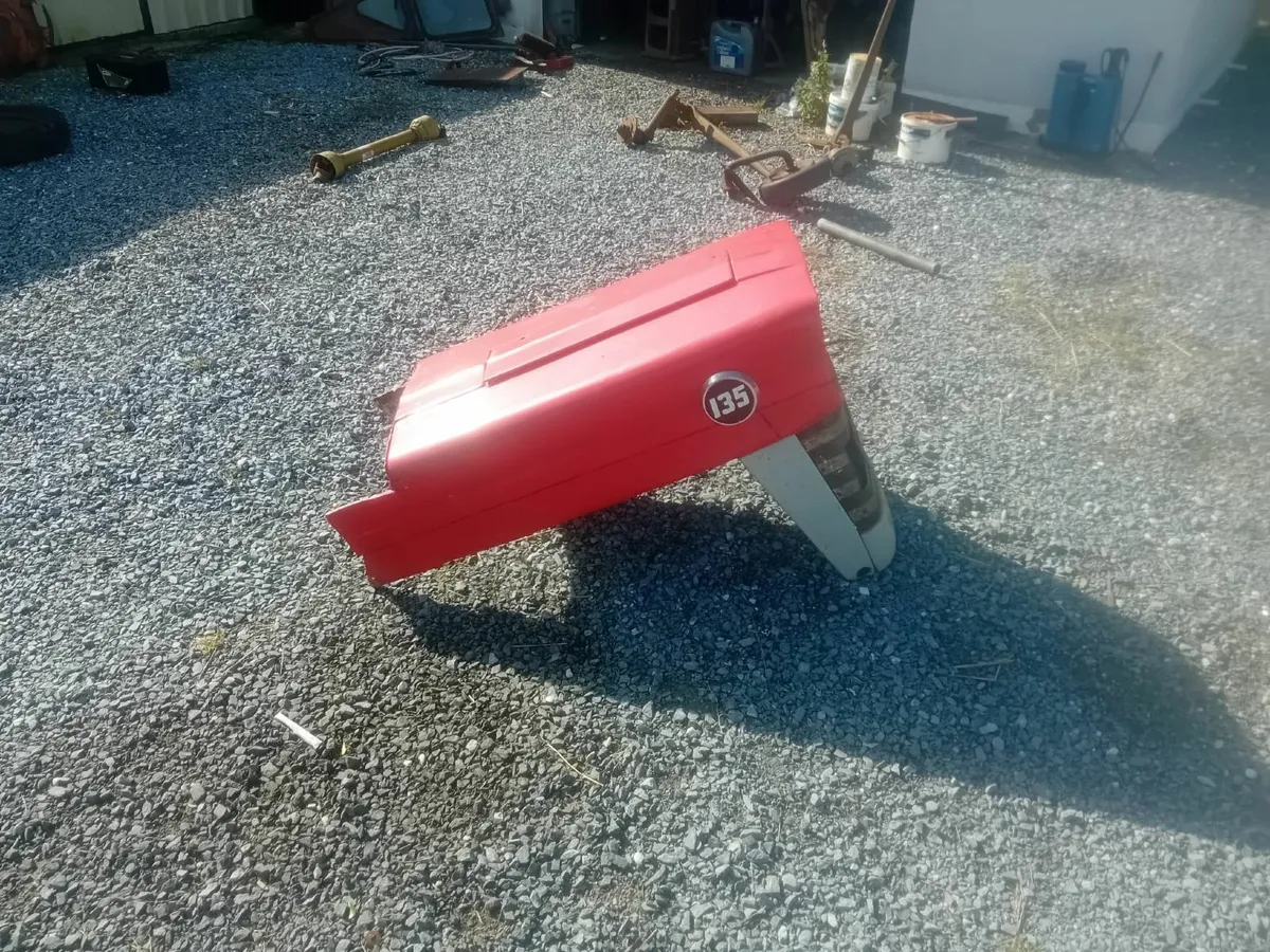 135 massey ferguson bonnet - Image 1