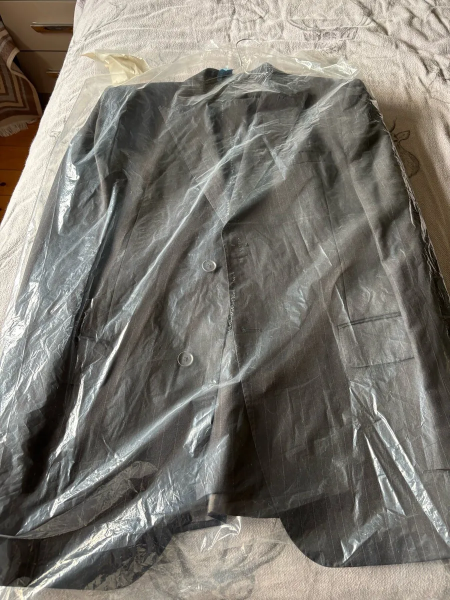 Calvin Klein men’s suit 40/42R - Image 1