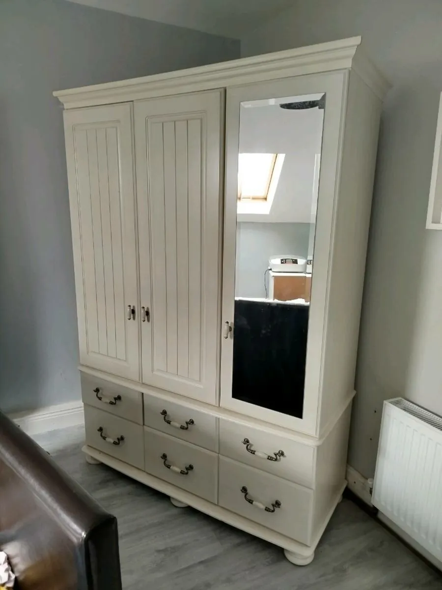 Quality wardrobe - Image 1