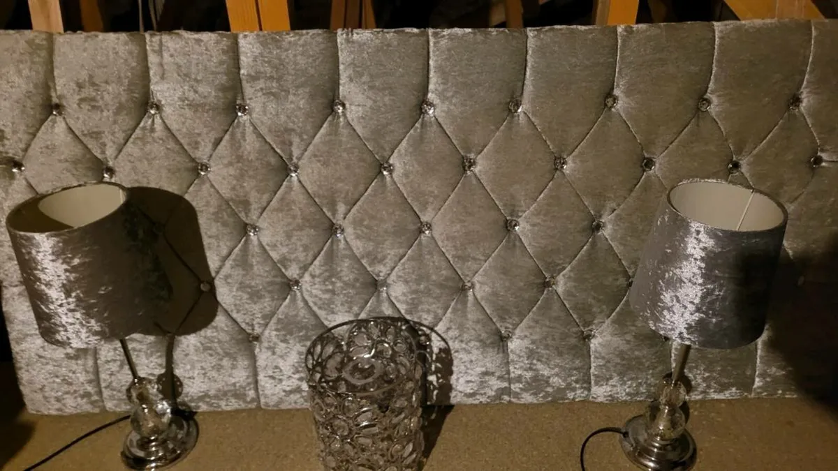 Headboard, lamps, lightshade, curtains, curtain... - Image 1