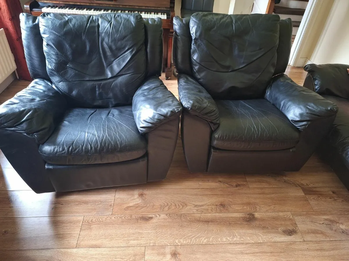 Leather sofa and 2 recliners - Image 3