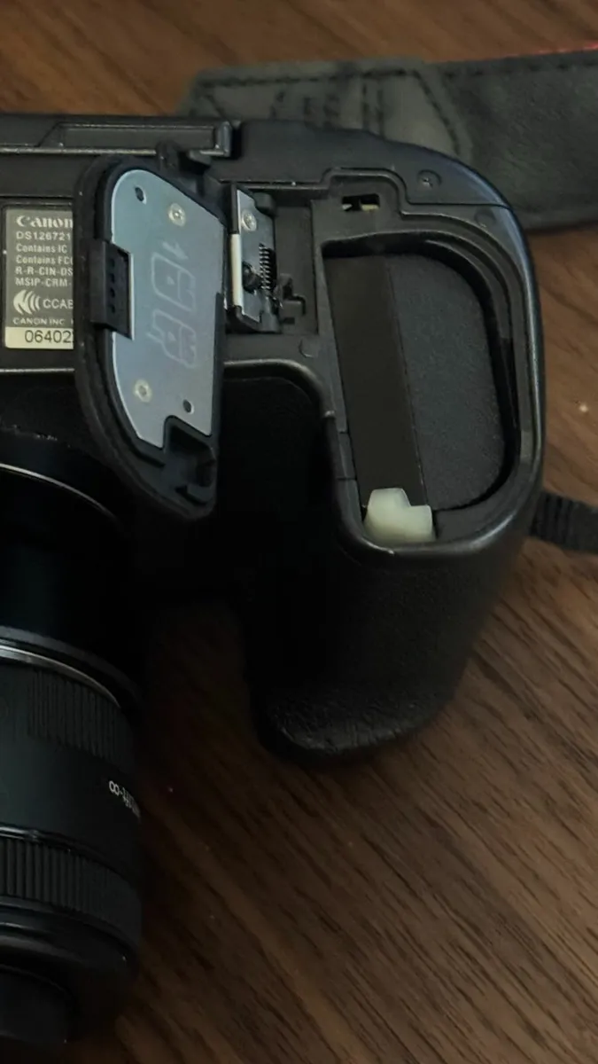 Canon EOS R Mirrorless Camera (DS126721) used, gre - Image 2