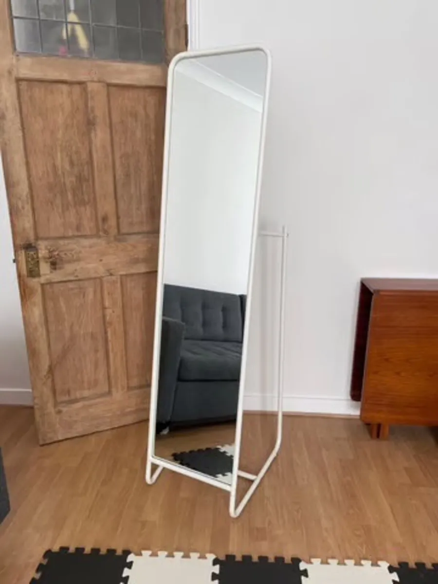 Freestanding mirror