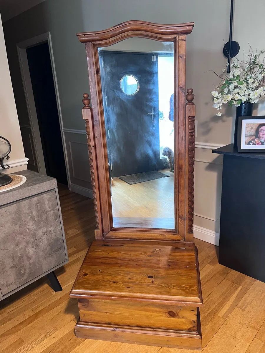Mirror and storage box - Image 1