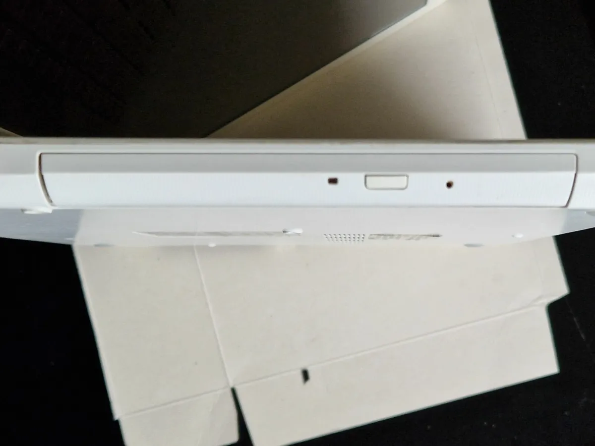 Toshiba Satellite Laptop L50D-B-18Z, 4GB Ram, 1TB - Image 3