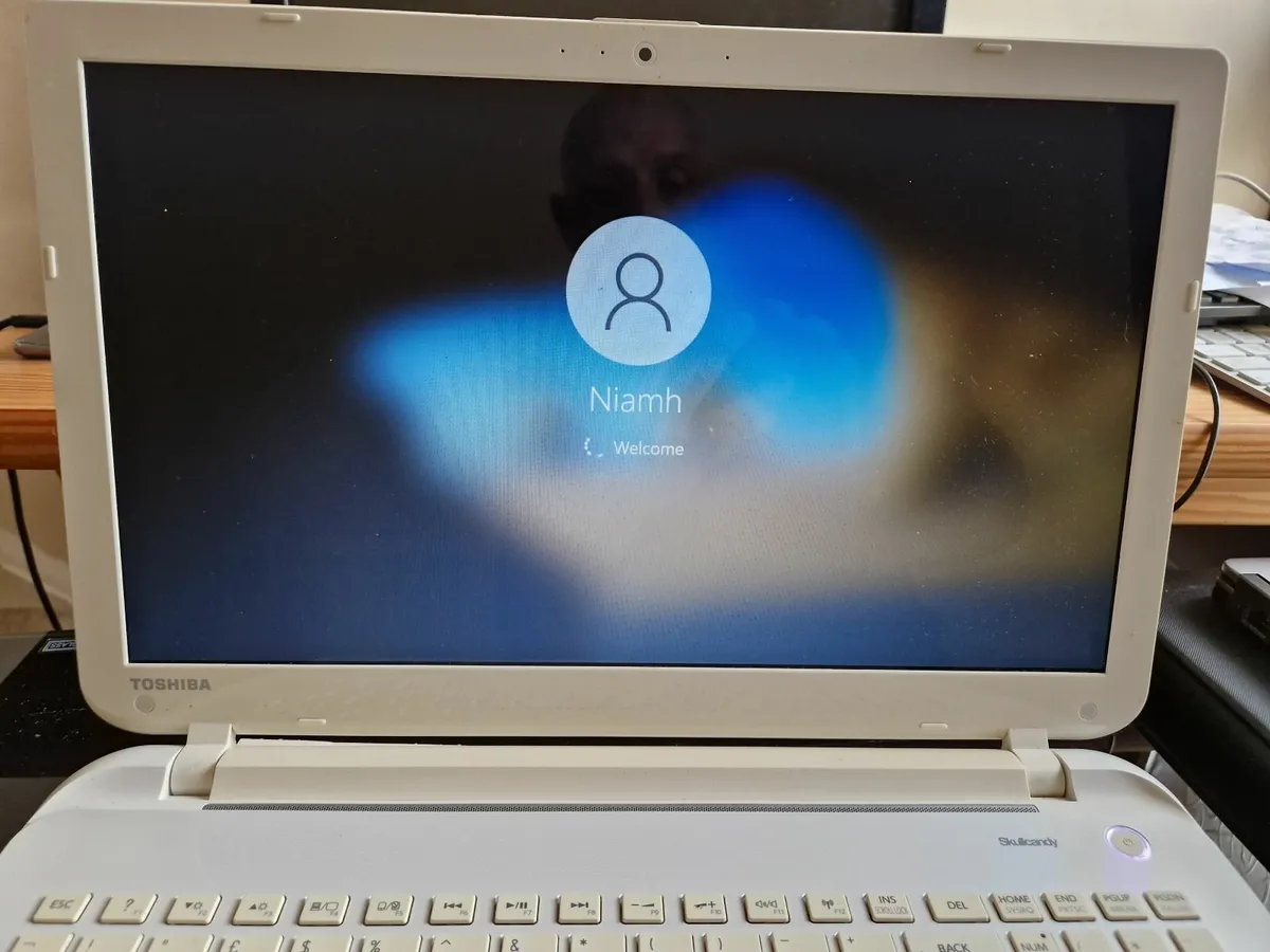 Toshiba Satellite Laptop L50D-B-18Z, 4GB Ram, 1TB - Image 2