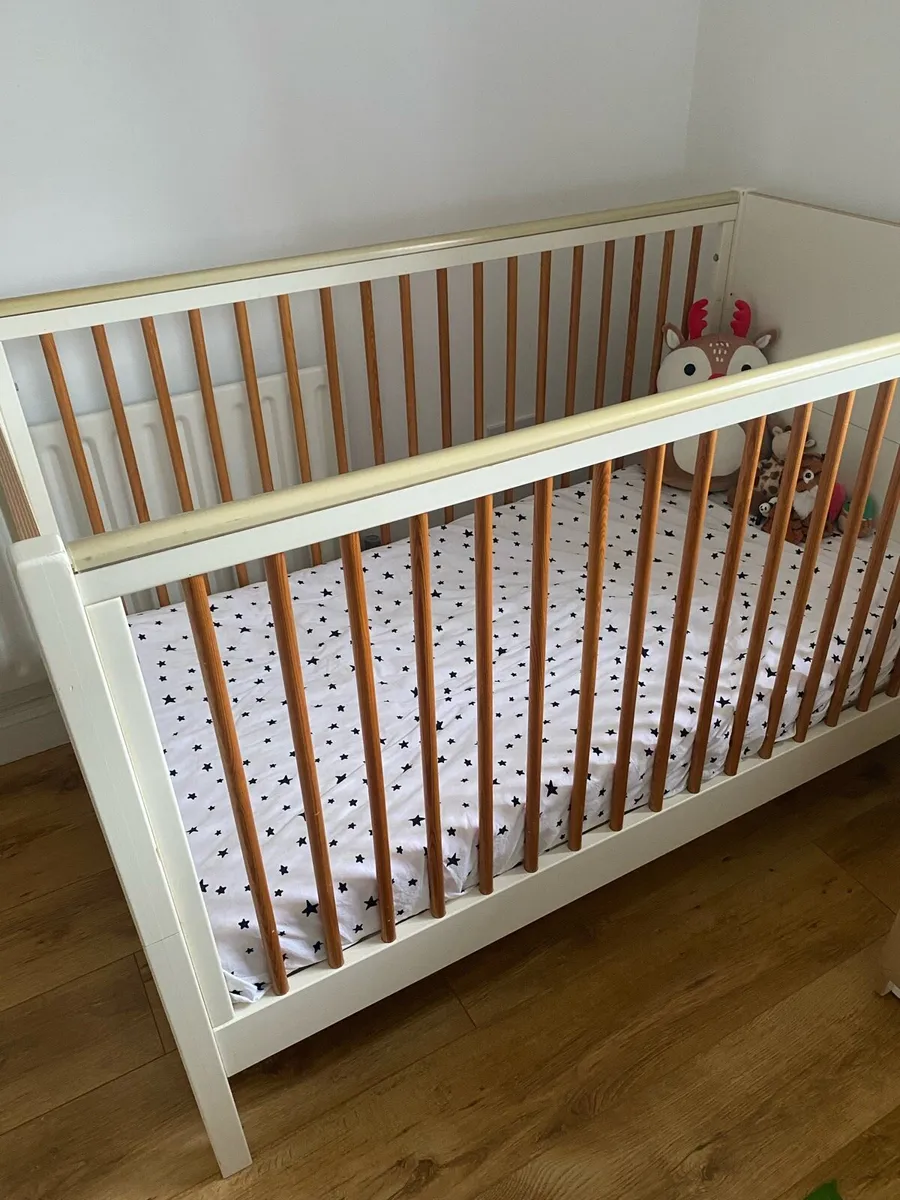 Mamas and Papas cot and changing table set - Image 1