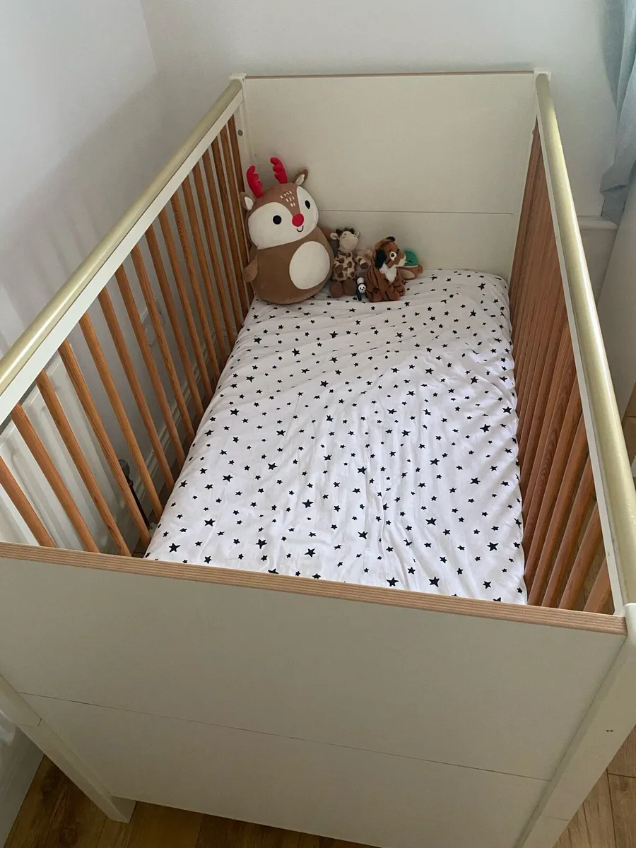 Mamas and Papas cot and changing table set - Image 2