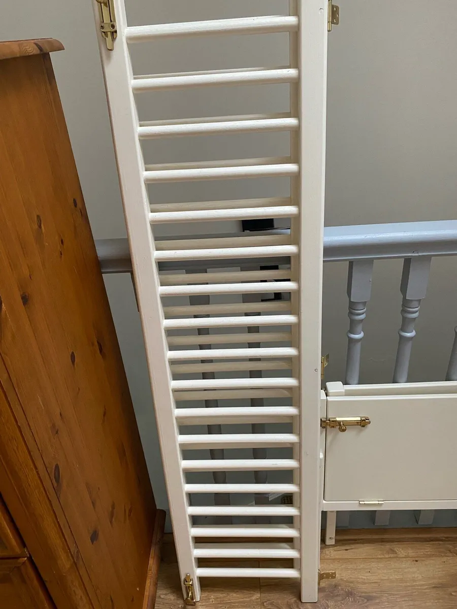 Mamas and Papas cot and changing table set - Image 4