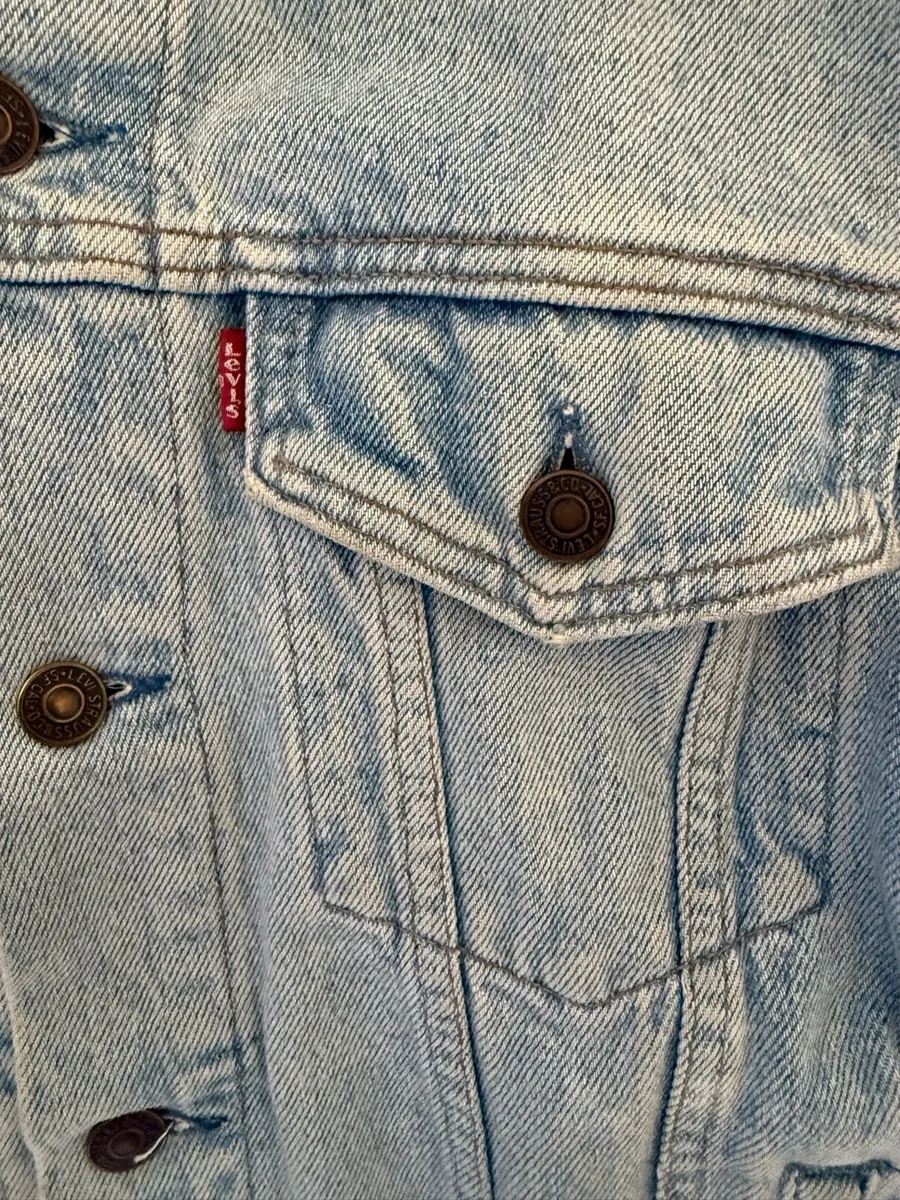 Men’s light blue Levi’s denim jacket - Image 2