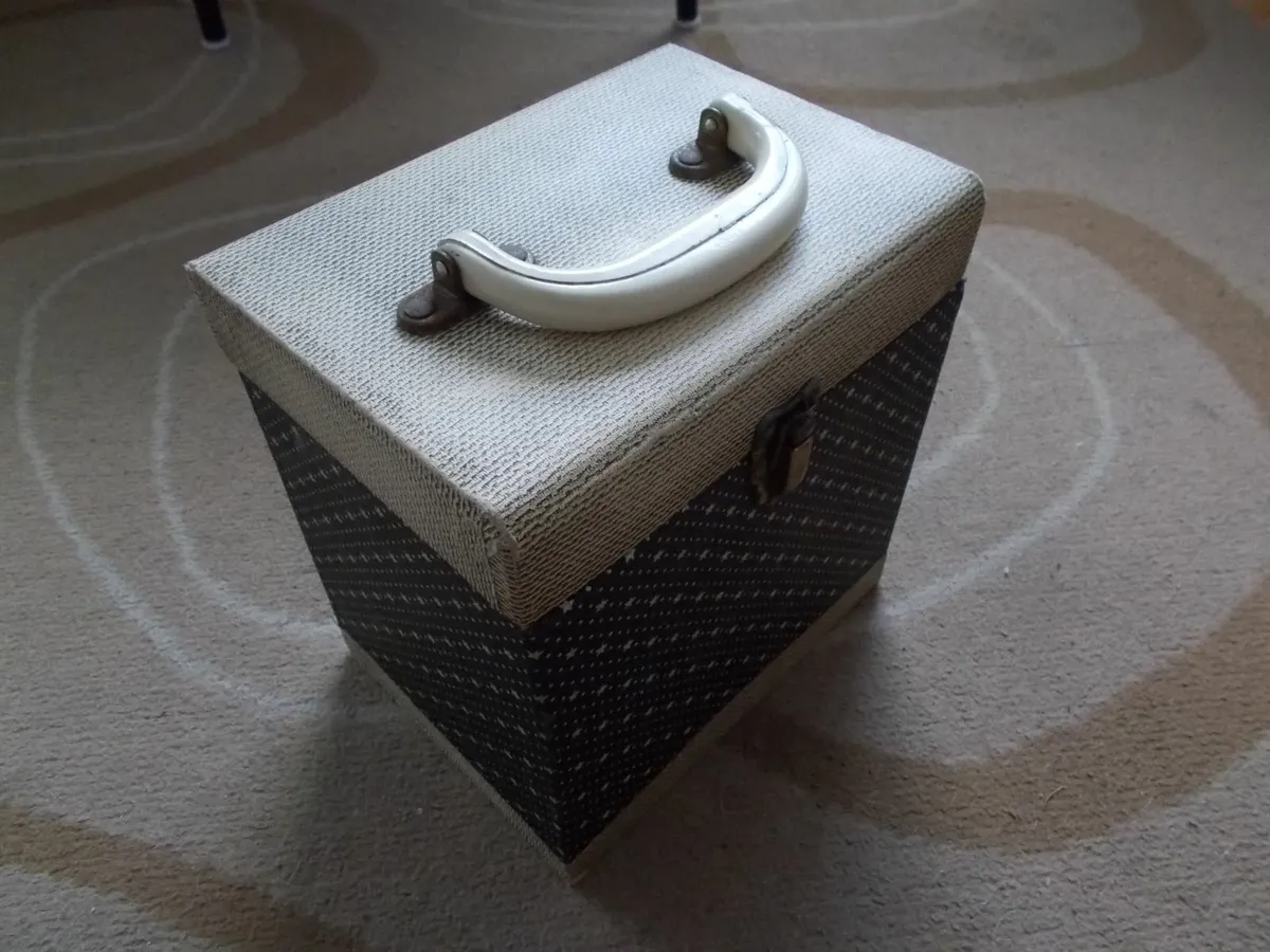 Old 7 inch Vinyl Record Box / Case - Image 1