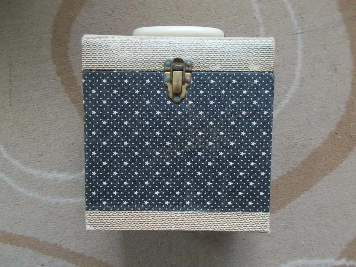 Old 7 inch Vinyl Record Box / Case - Image 2