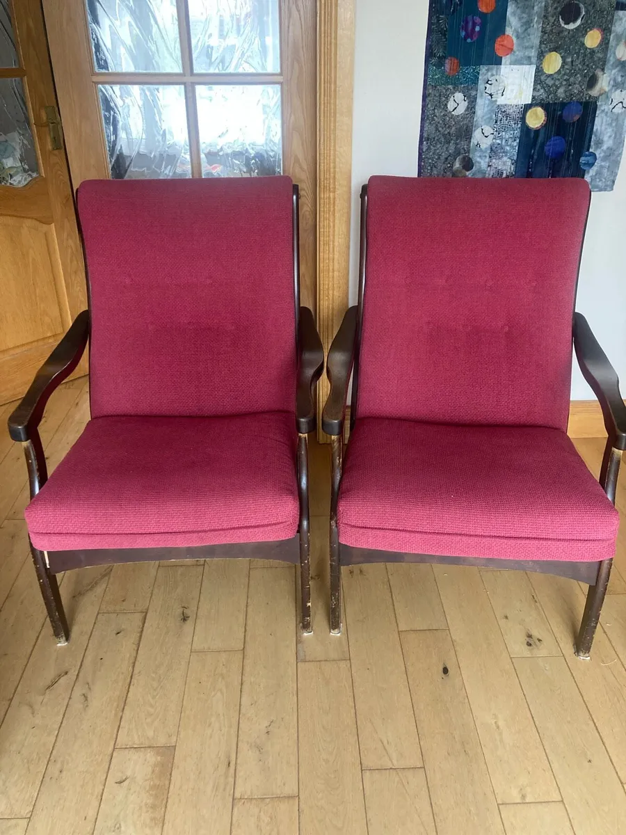 2 very comfortable armchairs