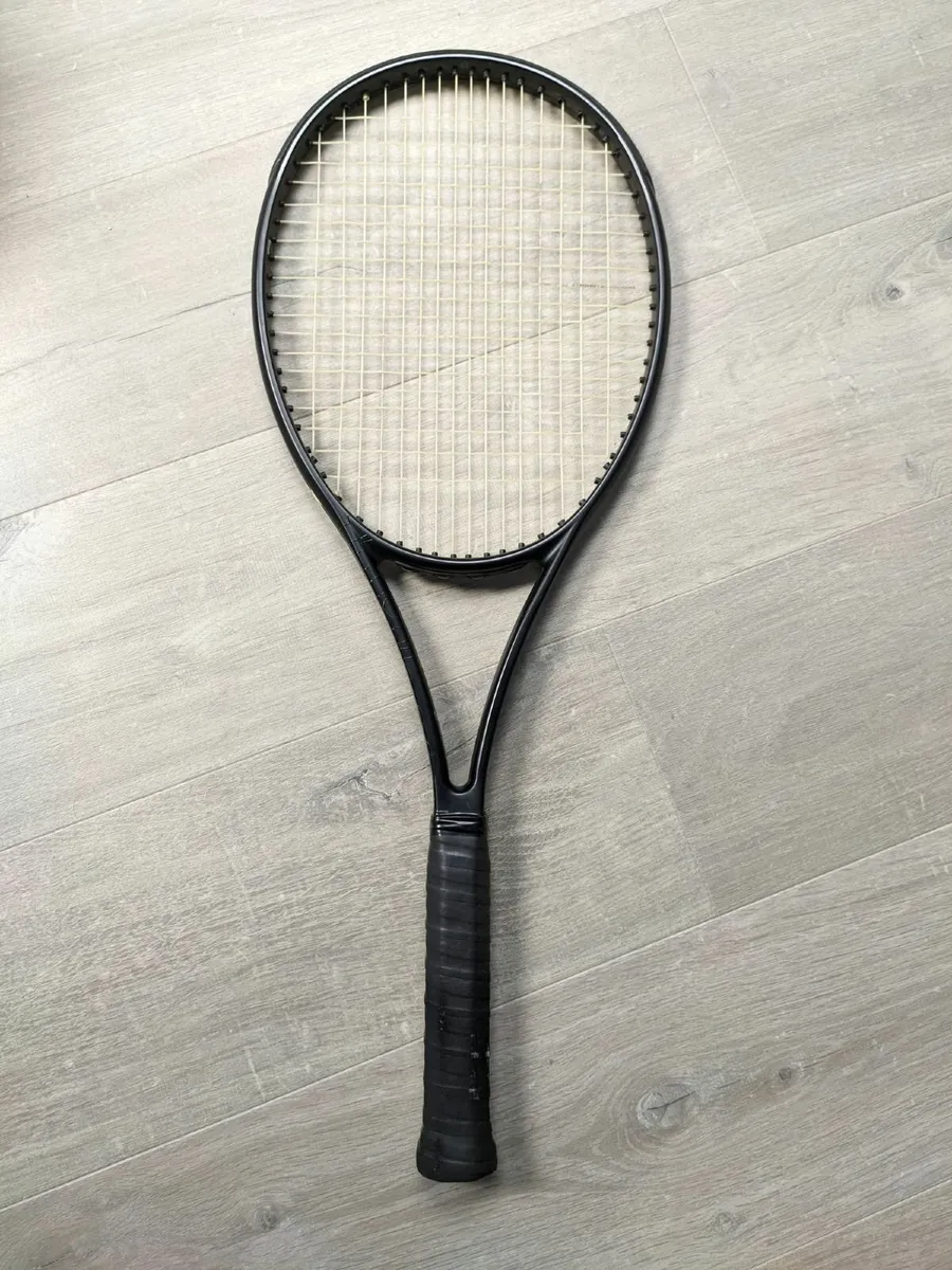 Wilson Blade 98 v8 tennis racket - Image 1