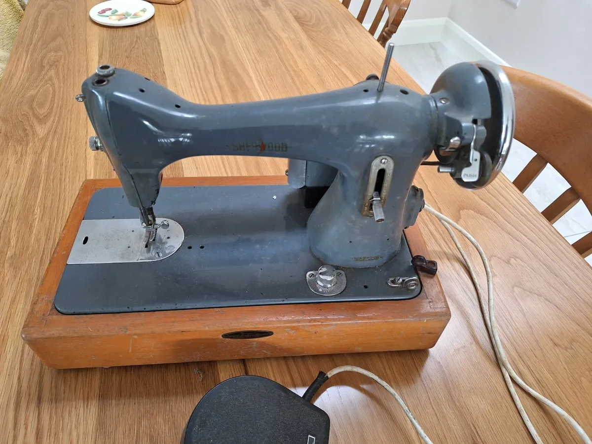 Sewing machine - Image 2