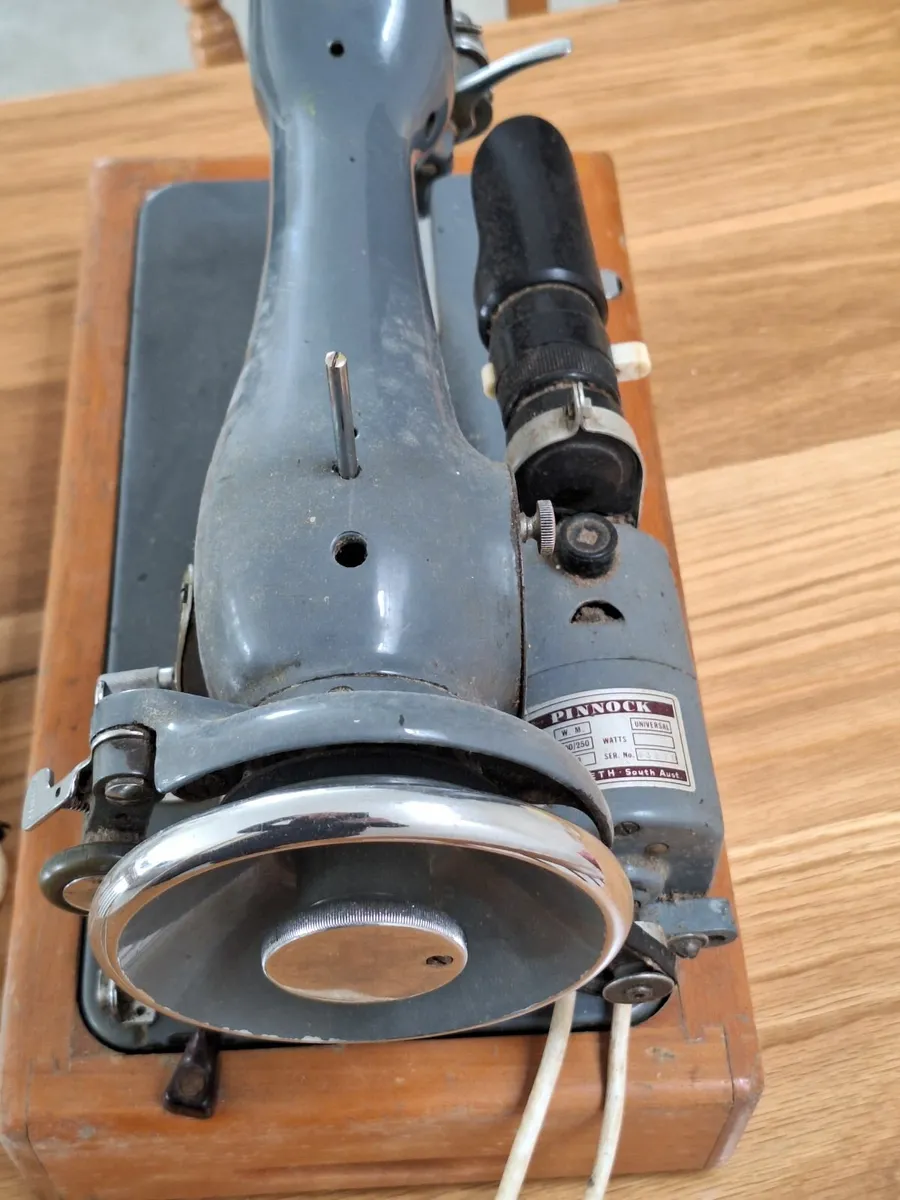 Sewing machine - Image 4