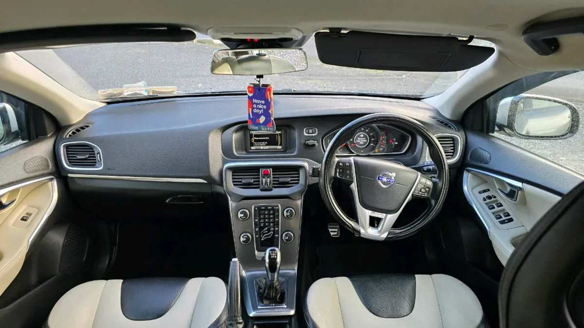 2014 Volvo V40 CROSS COUNTRY - Image 2