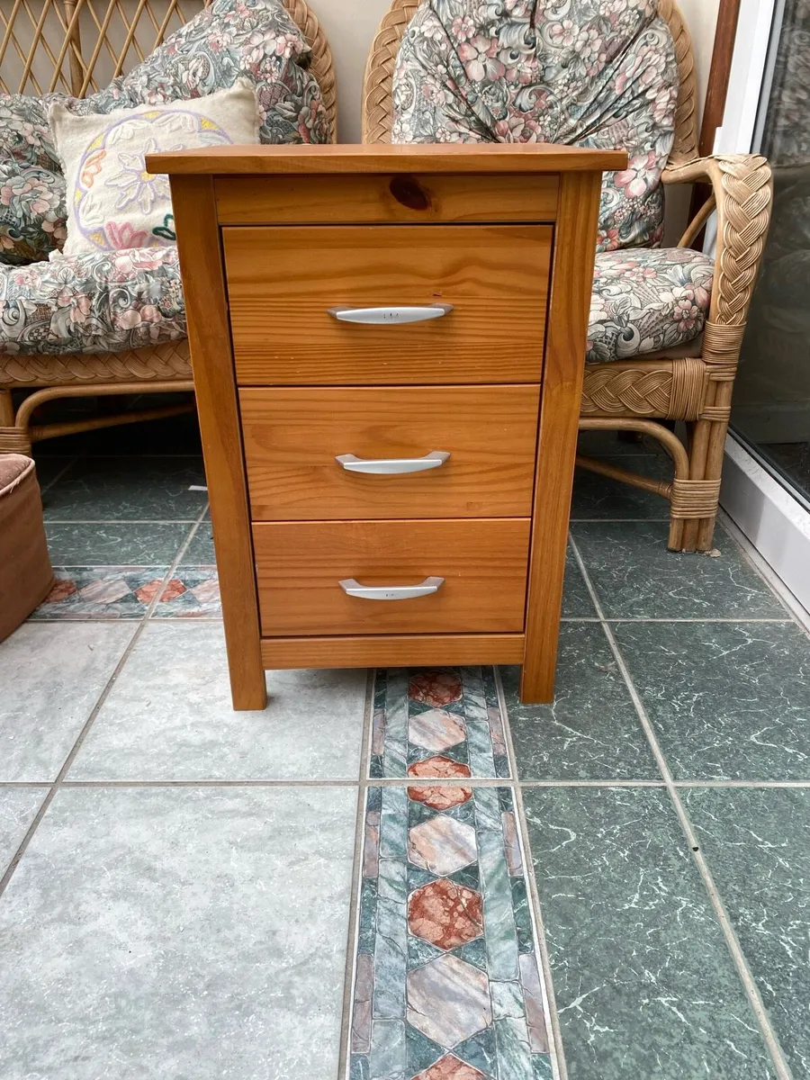 Bedside lockers