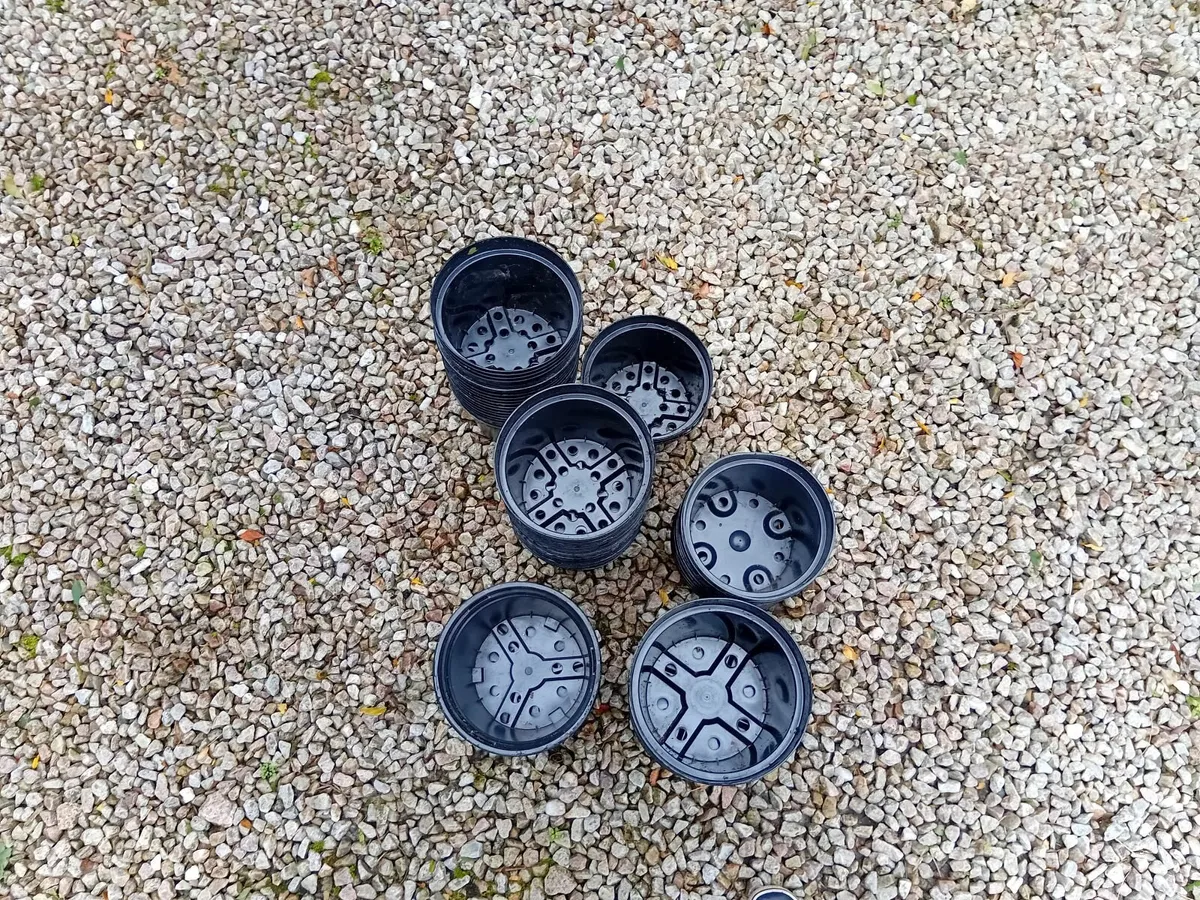 Plastic pots - Image 1