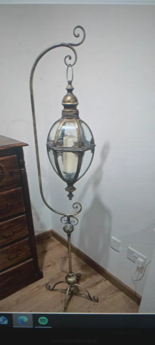 LOVELY LAMP HOLDER