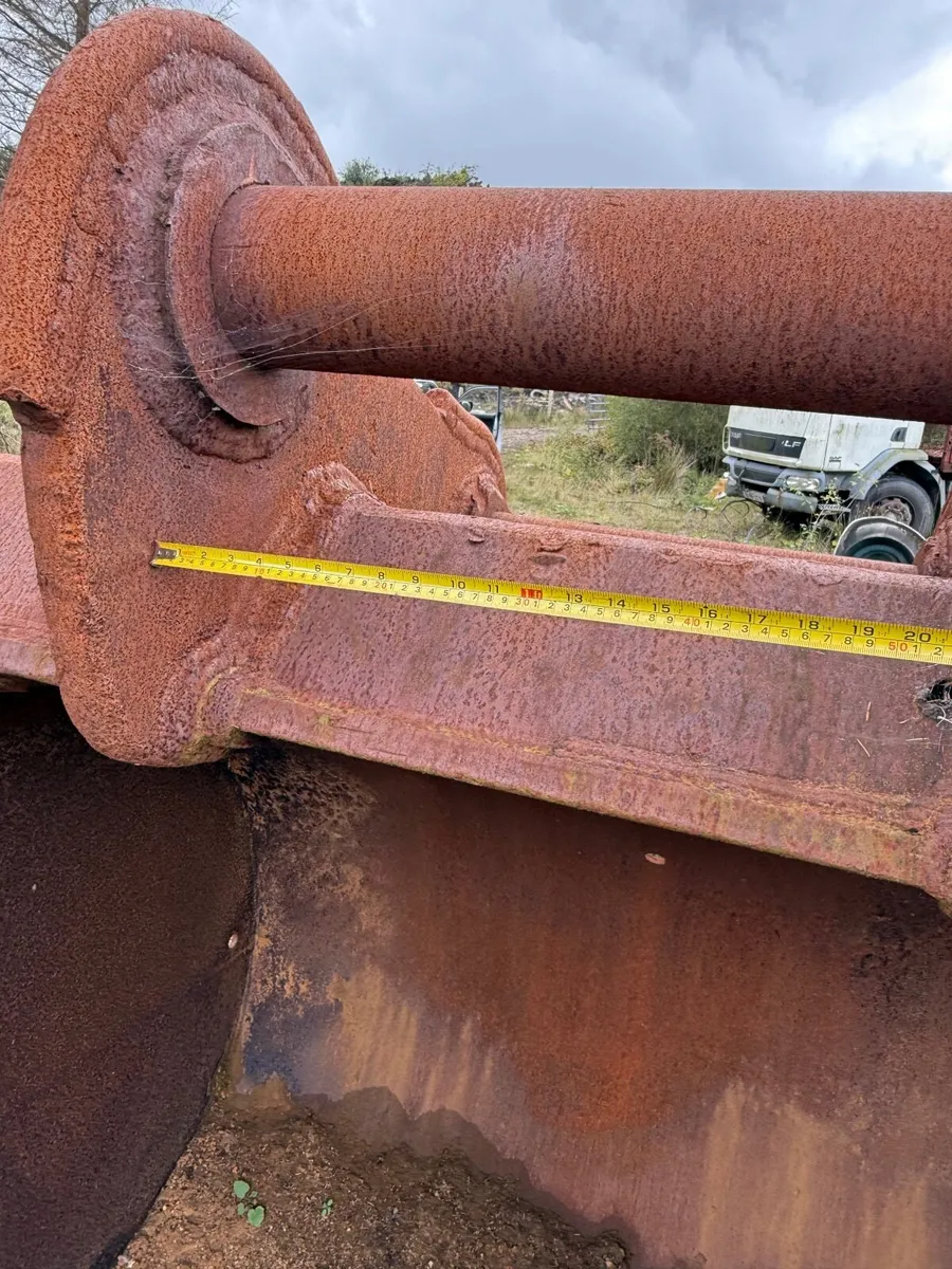 Assortment of digger buckets - Image 2