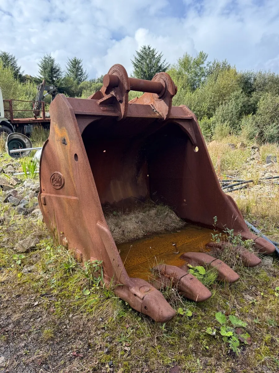Assortment of digger buckets - Image 1