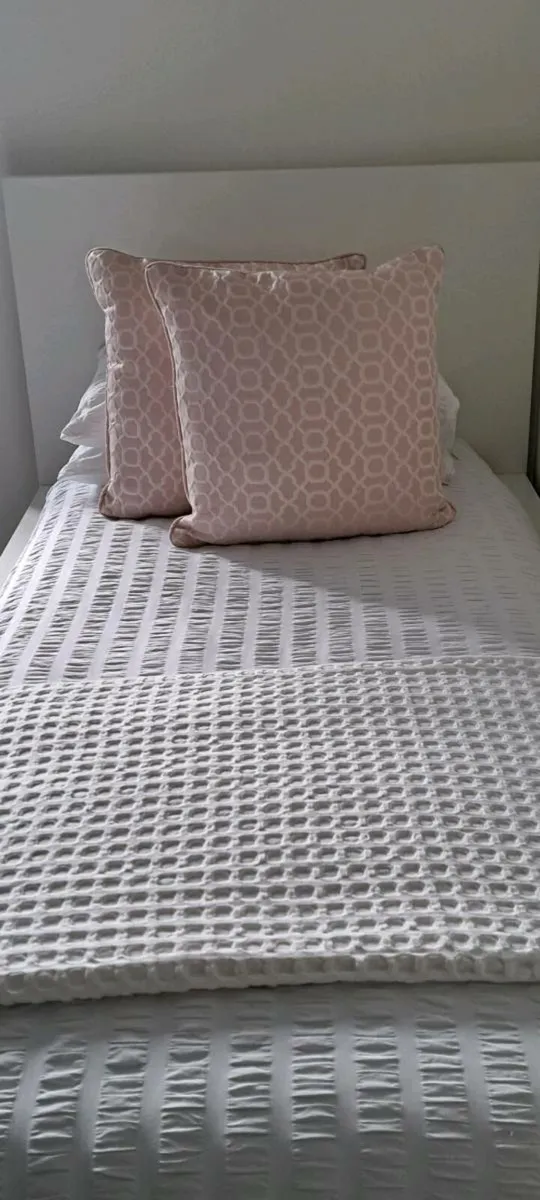 Pi k and white cushions