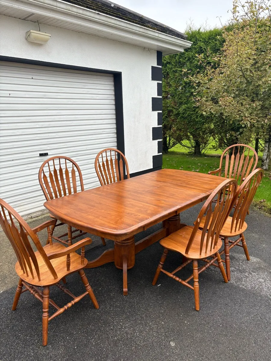Dining room table - Image 1
