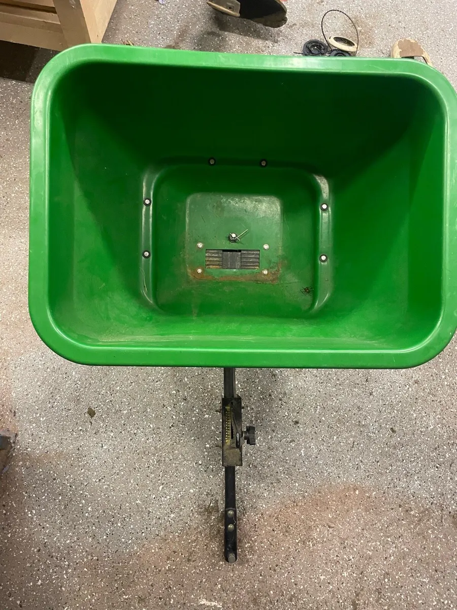 Fertiliser Spreader - Image 2