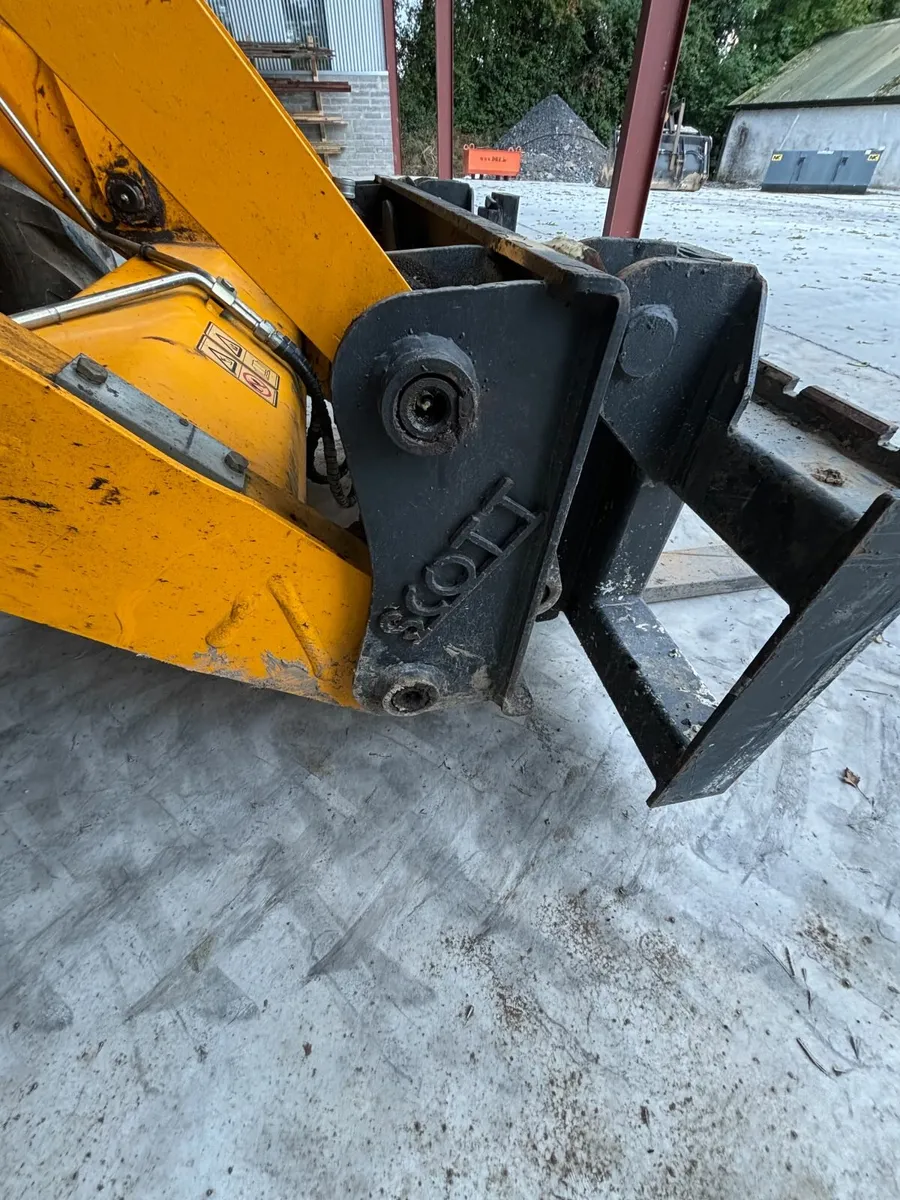 JCB 3CX Quick Hitch & Forks - Image 3