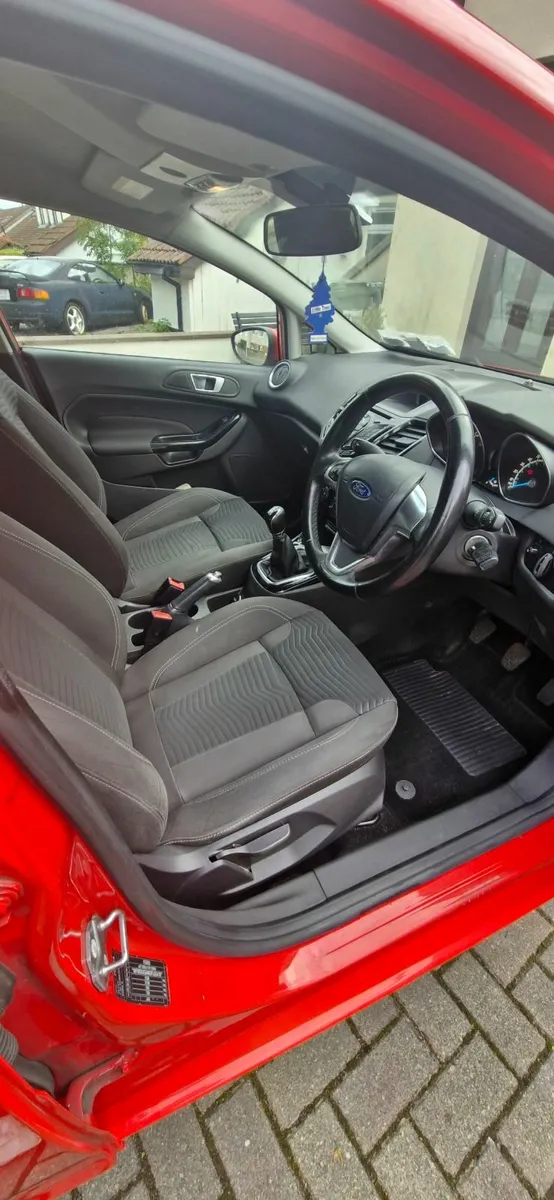 Ford Fiesta 2015 - Image 2