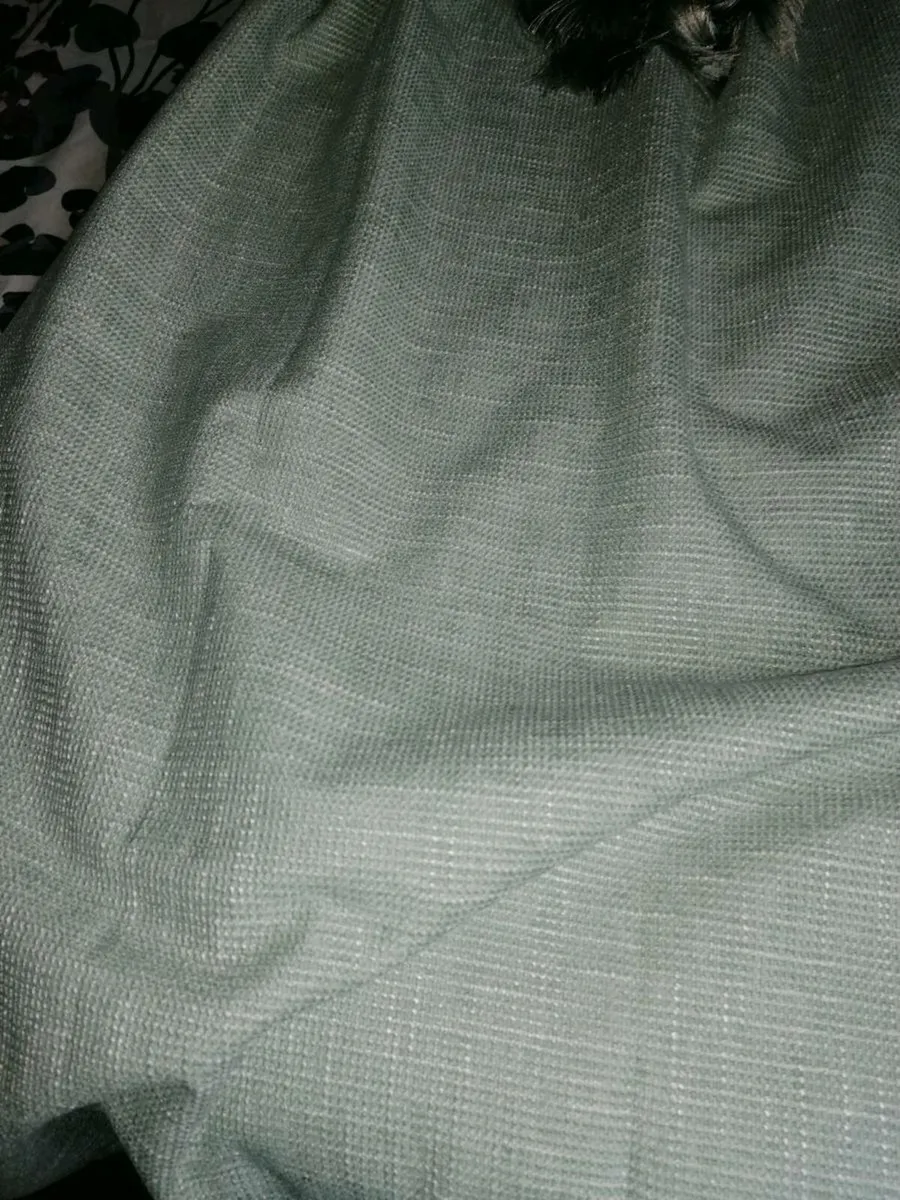 Beautiful new set of black out curtains - Image 3