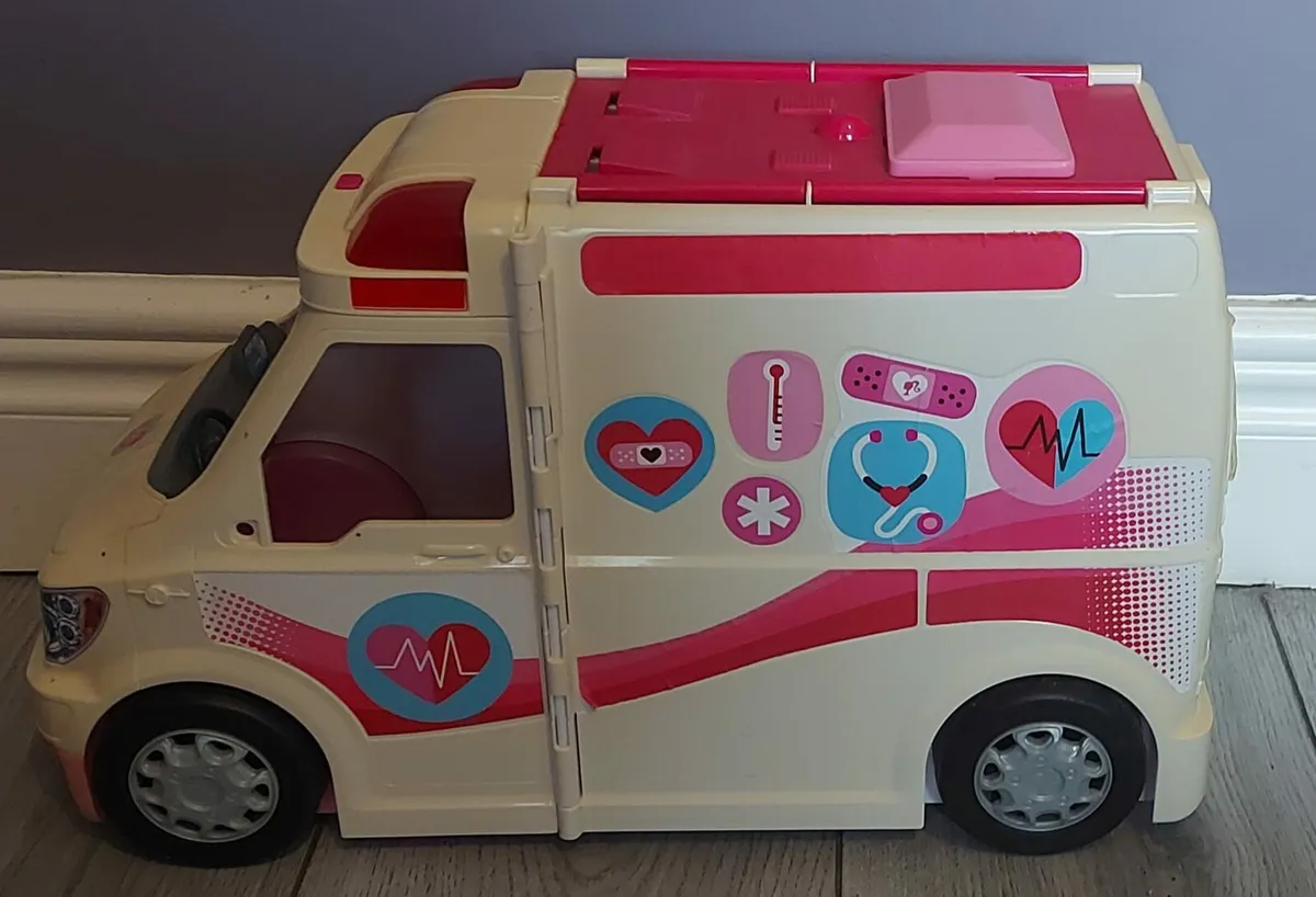 Barbie house campervan ambulance and dolls - Image 4