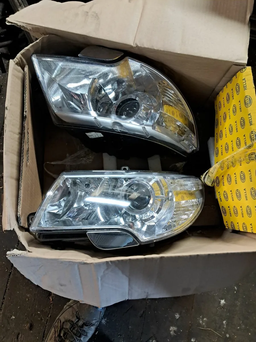 Skoda Superb headlights - Image 1
