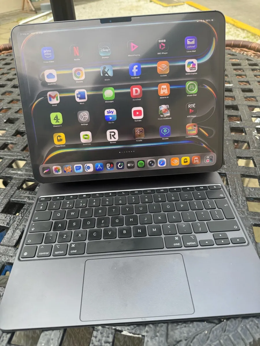 iPad Pro 13” 1TB cellular with magic keyboard - Image 1