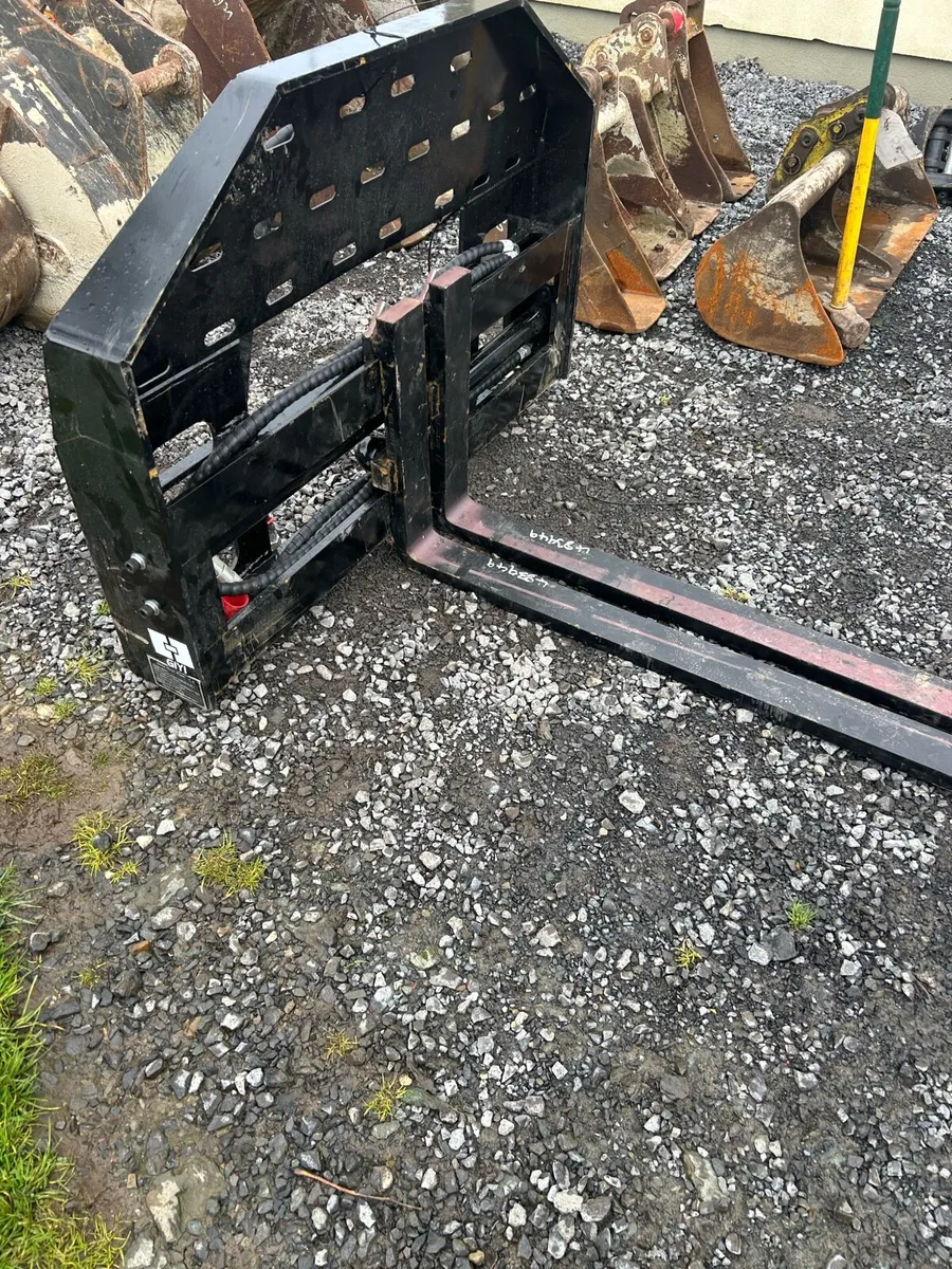 Unused Pallet forks with sideshift for skidsteer - Image 1