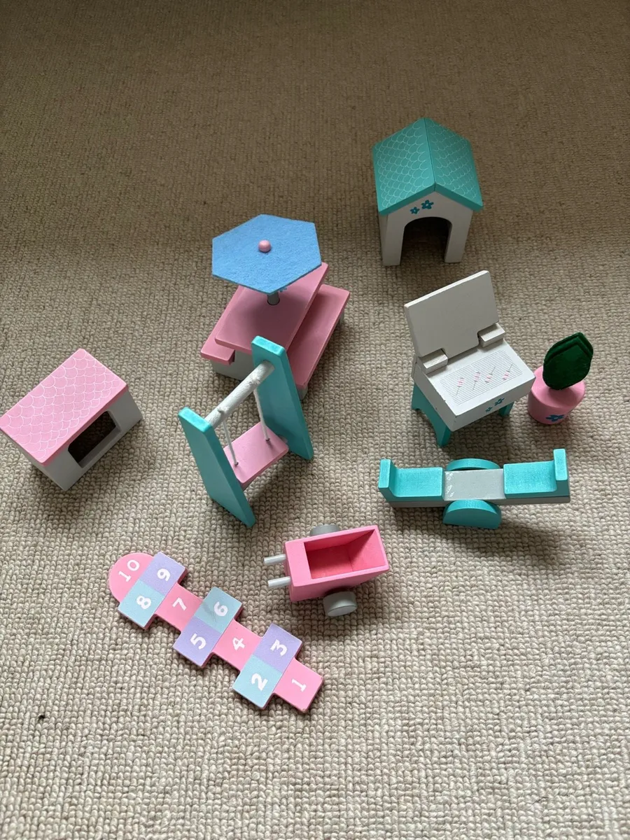 Children’s Dollhouse, furniture and dolls - Image 4