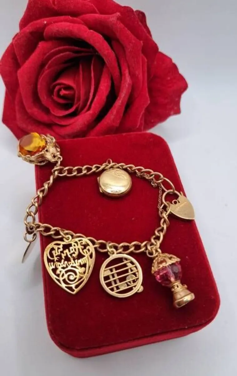 Vintage 9ct charm bracelet - Image 1