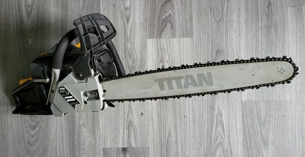 Titian Chainsaw TTL760, two stroke petrol - Image 1