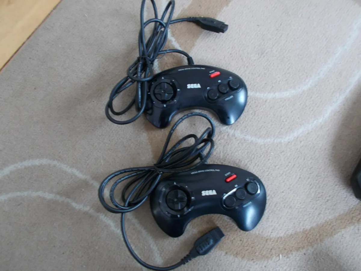 Sega Mega Drive 2 & Accessories - Image 2